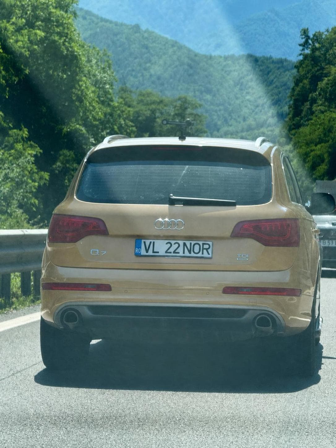 Audi Q7 VL 22 NOR în culoarea Champagne Gold