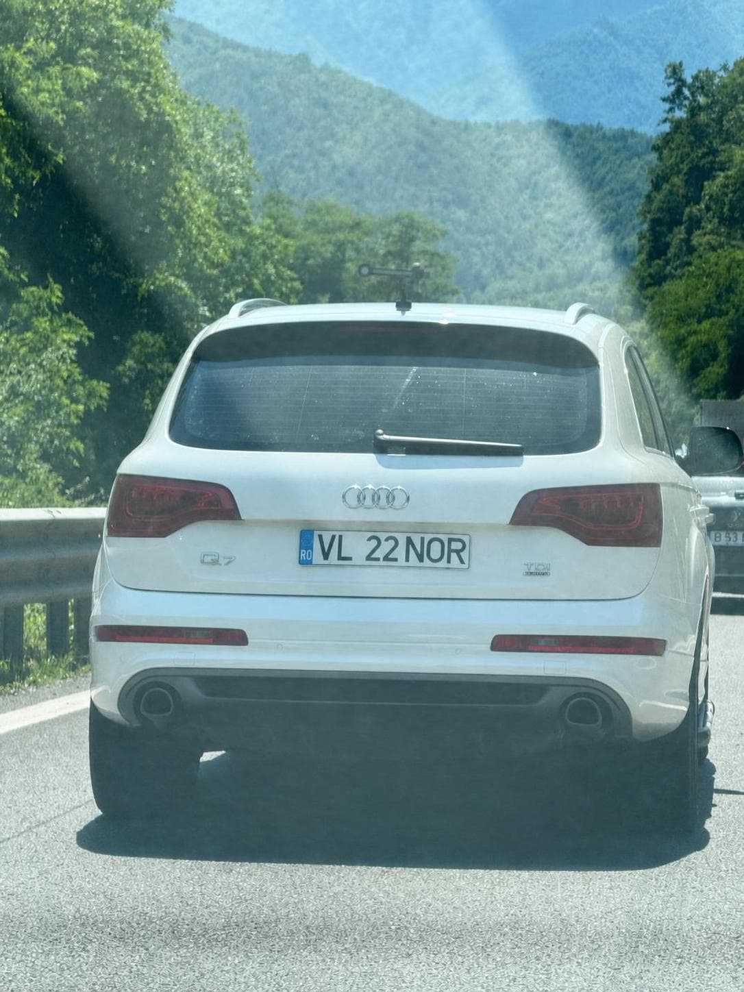 Audi Q7 VL 22 NOR în culoarea Glacier White